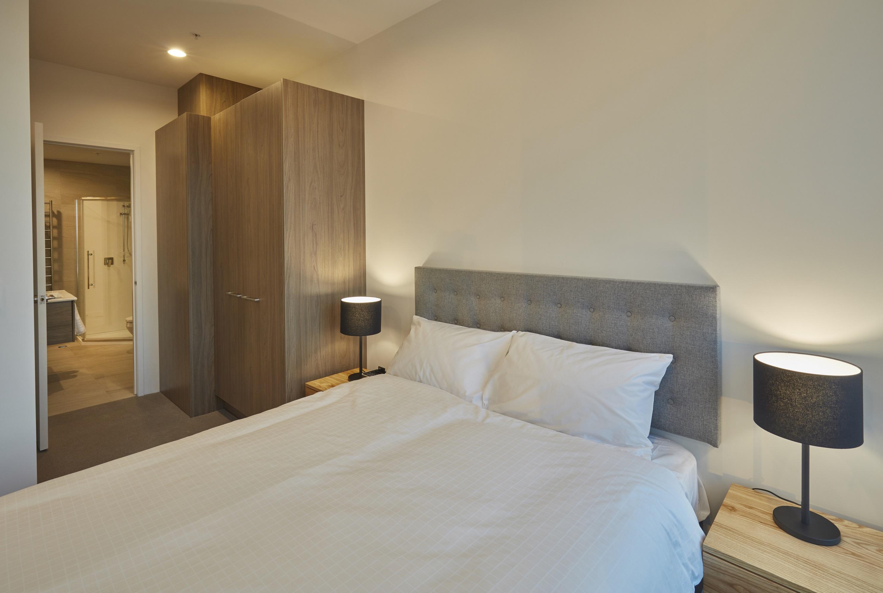 Swiss-Belsuites Victoria Park Auckland Dış mekan fotoğraf A bedroom at the University of Canterbury's Ivon Watkins-Smith Hall
