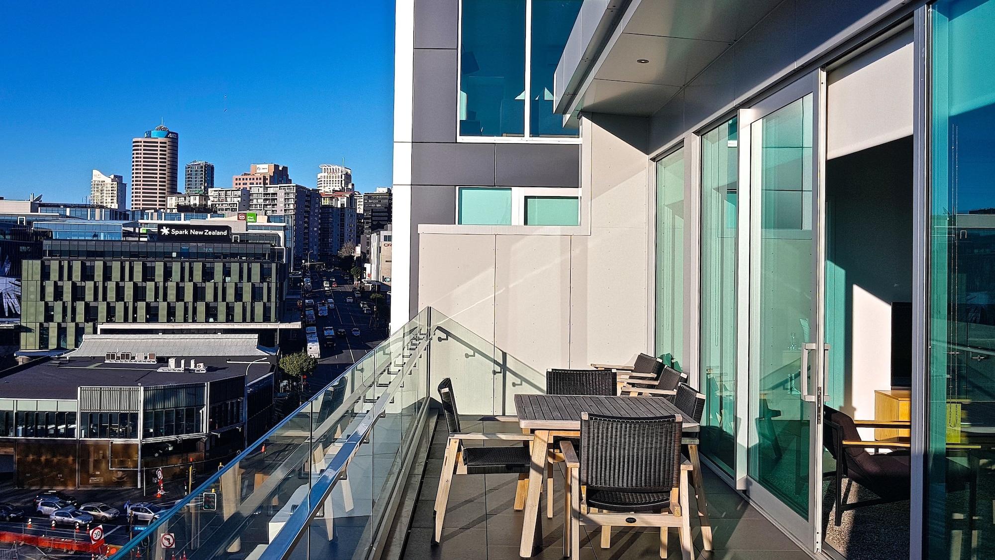 Swiss-Belsuites Victoria Park Auckland Dış mekan fotoğraf A balcony in a residential apartment