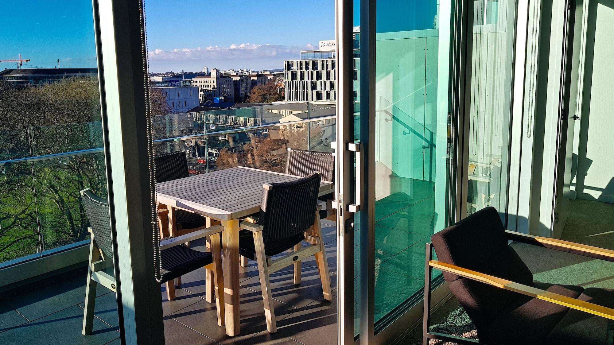 Swiss-Belsuites Victoria Park Auckland Dış mekan fotoğraf A balcony in a residential apartment