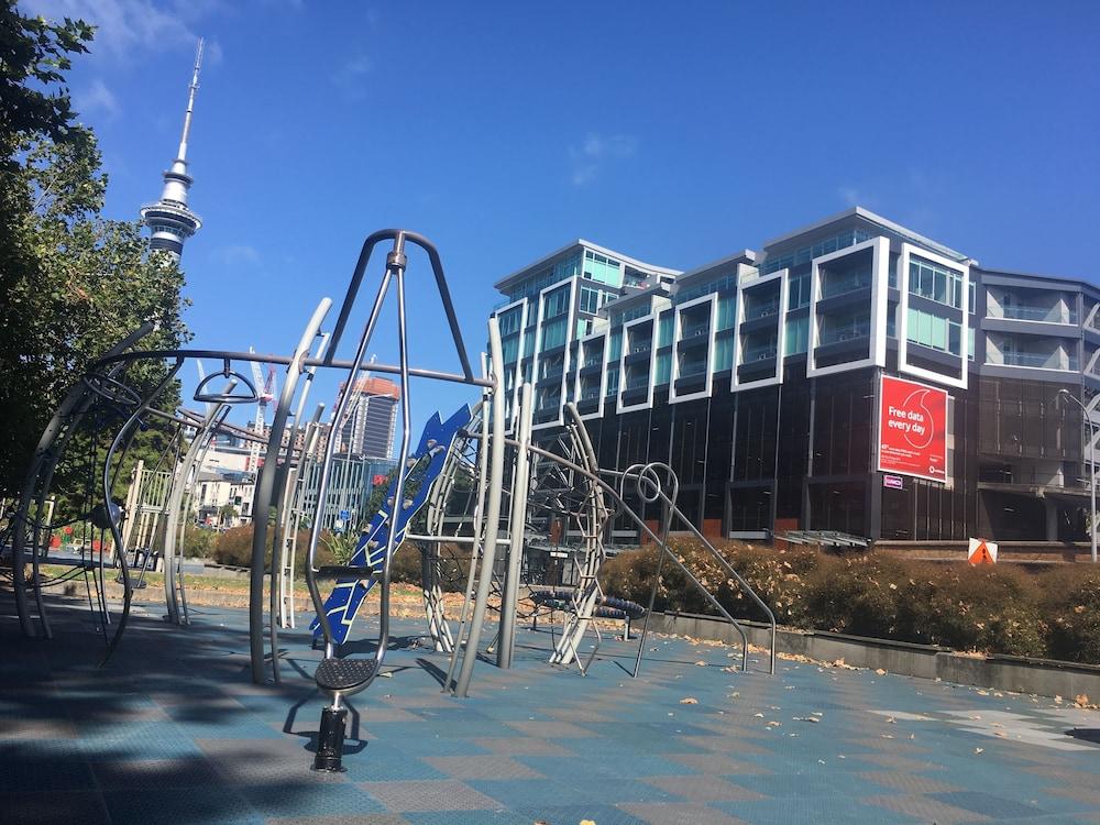 Swiss-Belsuites Victoria Park Auckland Dış mekan fotoğraf Playground at the corner of Albert Street and Victoria Street