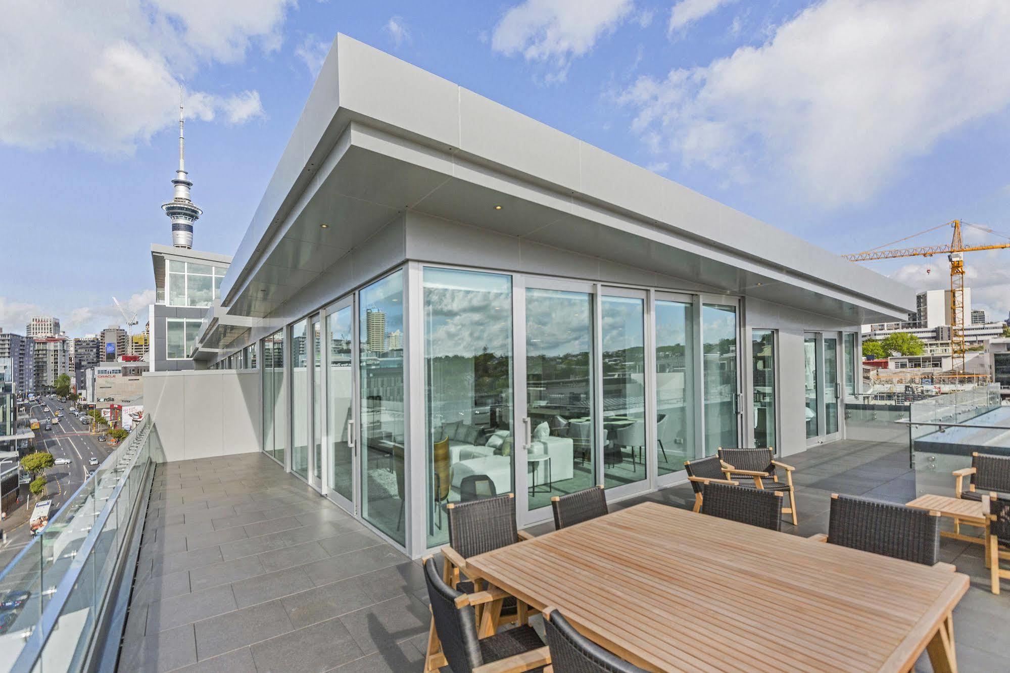 Swiss-Belsuites Victoria Park Auckland Dış mekan fotoğraf The Sky Tower's observation deck